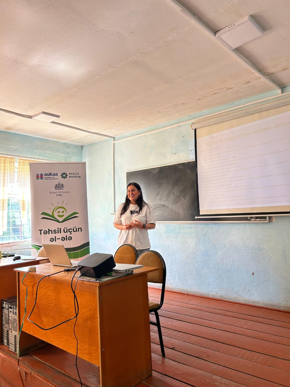 Böyük Britaniya məzunları kənd məktəbliləri ilə görüşüb