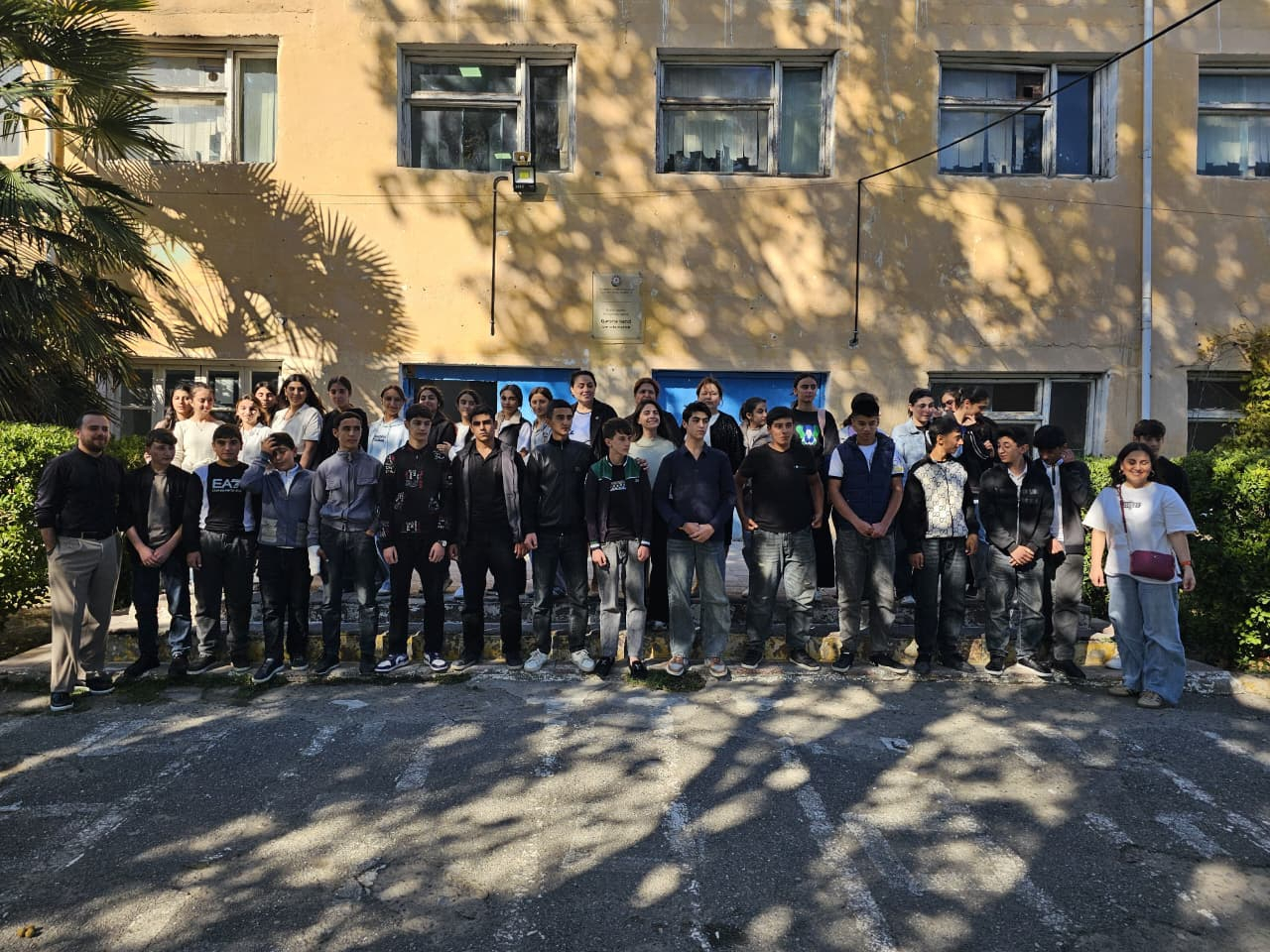 Böyük Britaniya məzunları kənd məktəbliləri ilə görüşüb