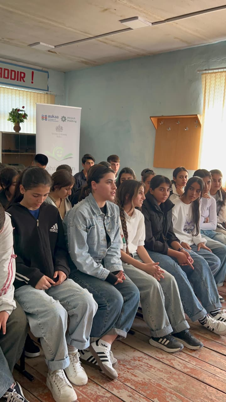 Böyük Britaniya məzunları kənd məktəbliləri ilə görüşüb