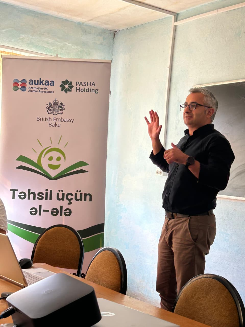 Böyük Britaniya məzunları kənd məktəbliləri ilə görüşüb