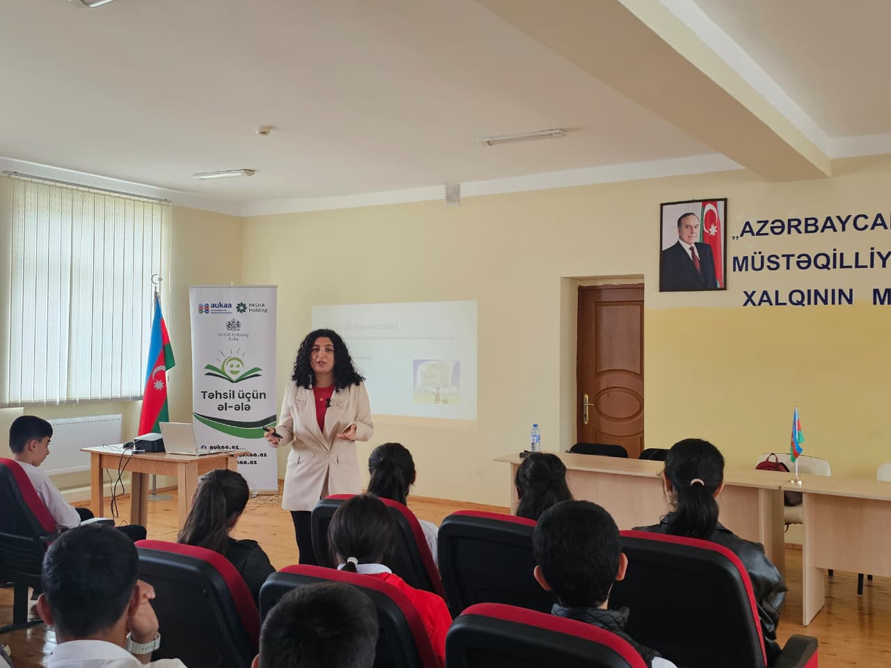 Böyük Britaniya məzunları kənd məktəbliləri ilə görüşüb