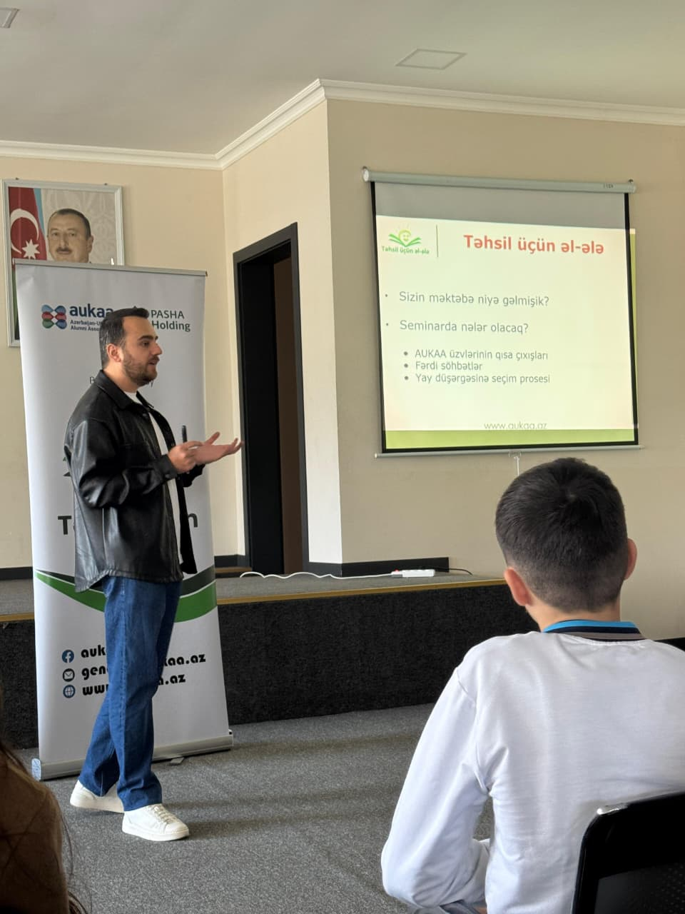 Böyük Britaniya məzunları kənd məktəbliləri ilə görüşüb