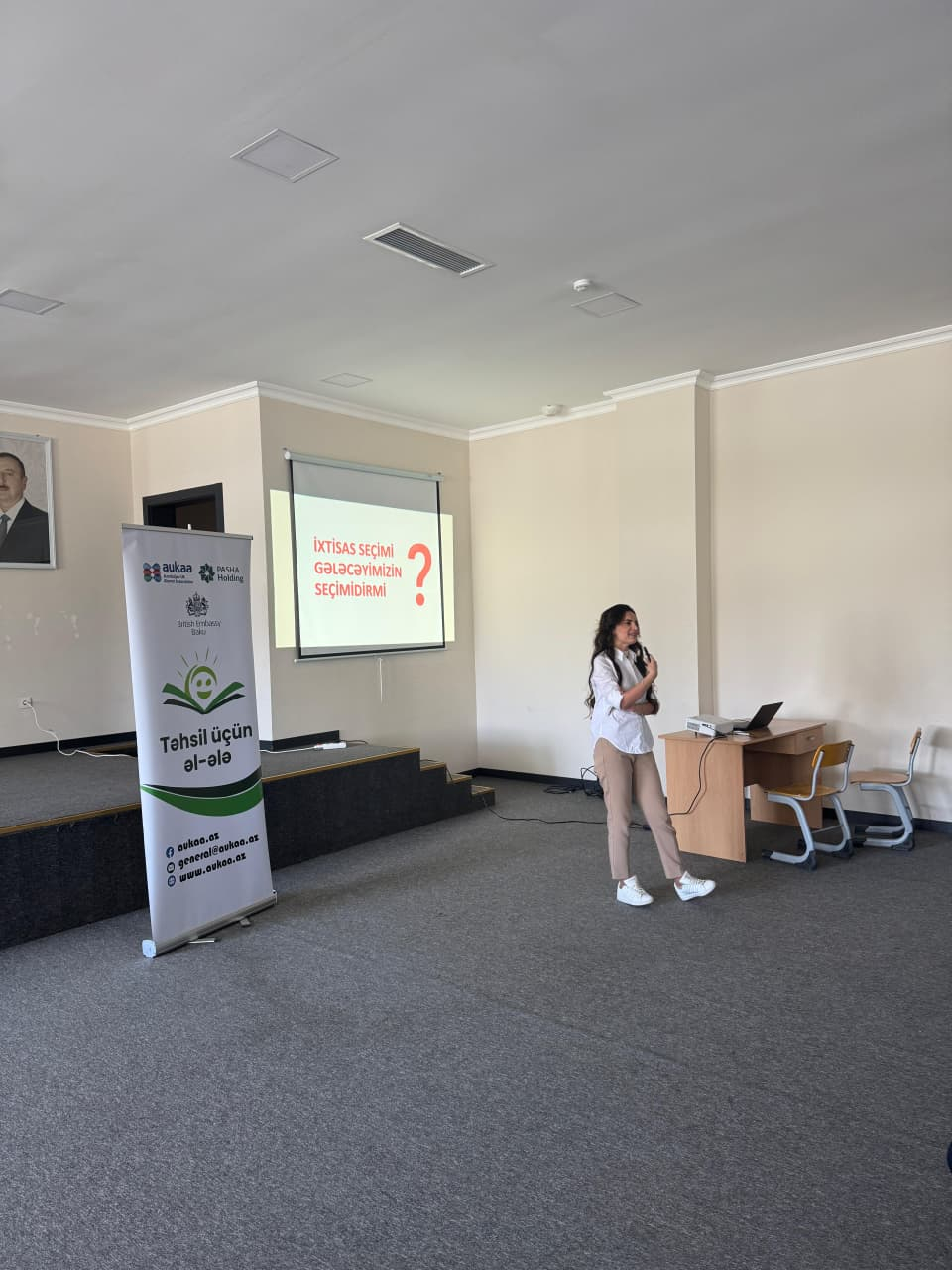 Böyük Britaniya məzunları kənd məktəbliləri ilə görüşüb