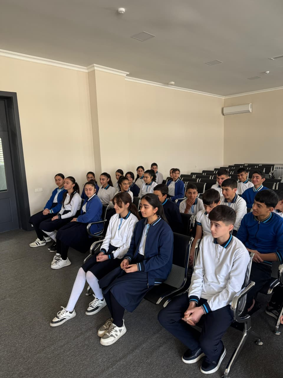 Böyük Britaniya məzunları kənd məktəbliləri ilə görüşüb