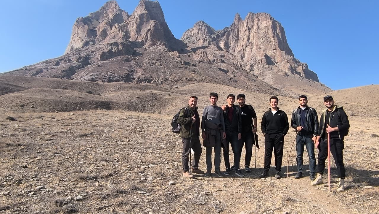 NDU-nun müəllim və tələbələri Haçadağ zirvəsinə Zəfər yürüşü ediblər
