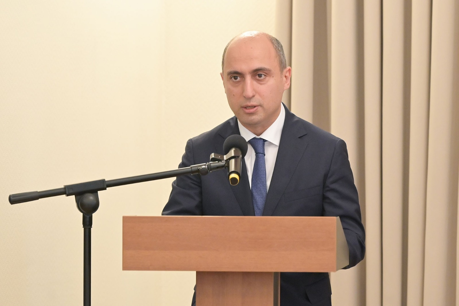 Emin Əmrullayev: Köçkün məktəbləri bağlanmır, sadəcə başqa yerdə açılır 