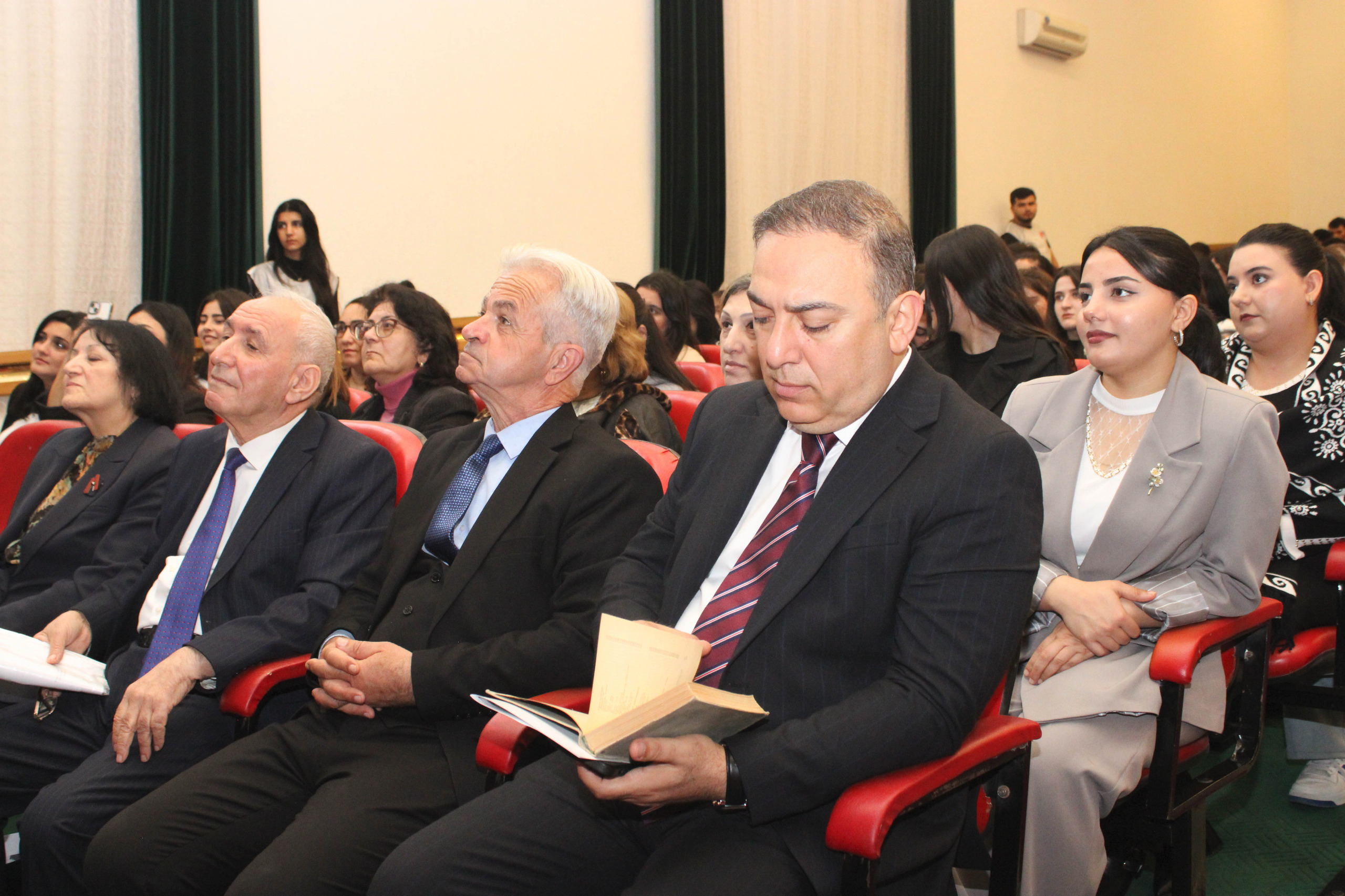 MDU-da Bəxtiyar Vahabzadənin 100 illik yubileyinə həsr olunmuş konfrans keçirilib