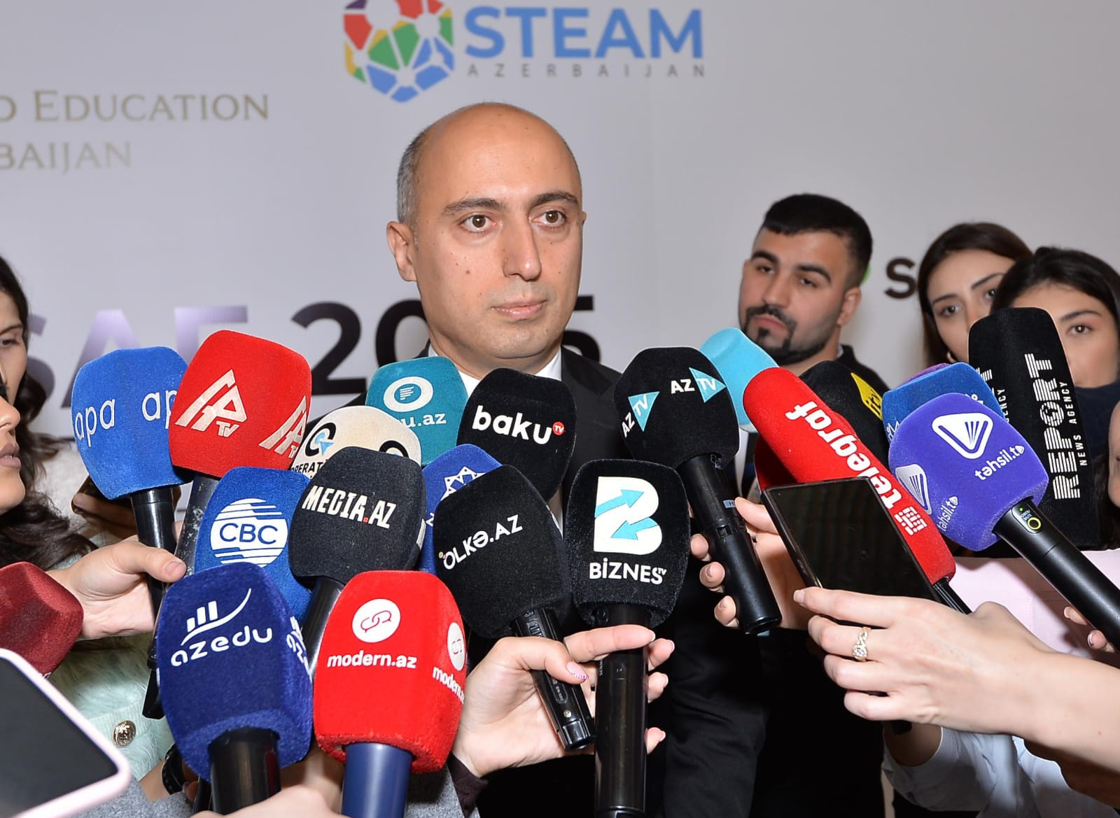 Nazir: Tam ştatlı müəllimin maaşı orta əməkhaqqından iki dəfə yüksək olmalıdır