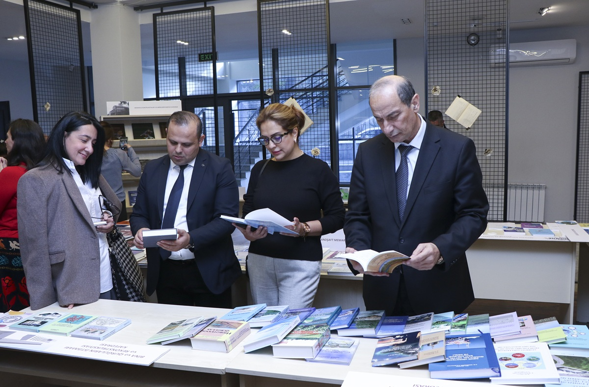 AzMİU-nun 50 illik yubileyinə həsr olunmuş sərgi keçirilib