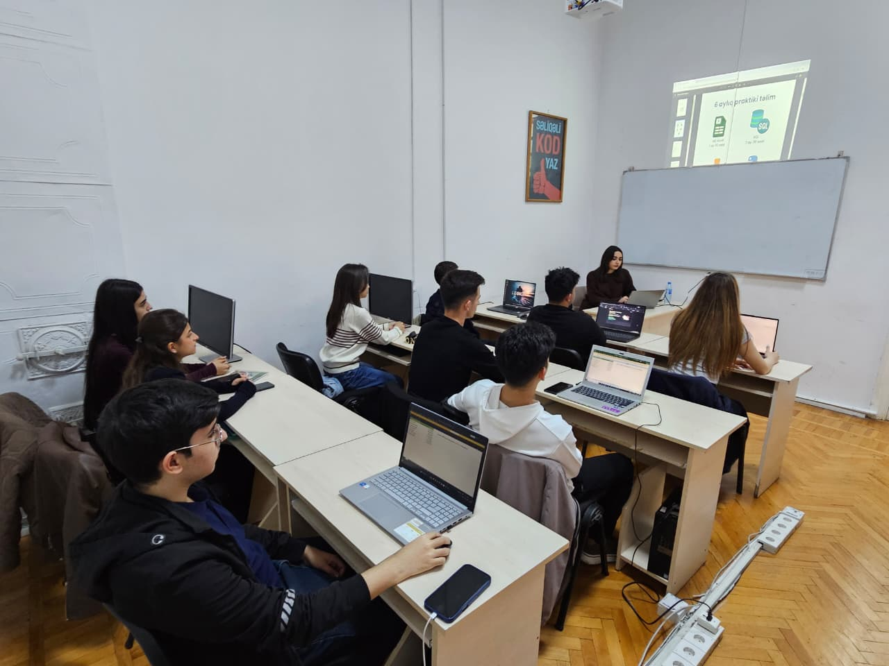 ADNSU-da tələbələr üçün data analitikası kursuna start verilib