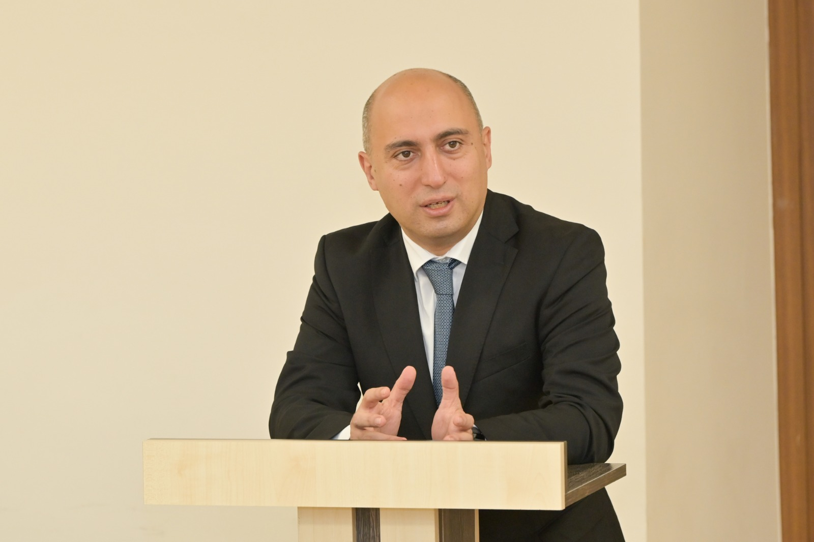 İbtidai təhsili bir müəllim tədris etməlidir?