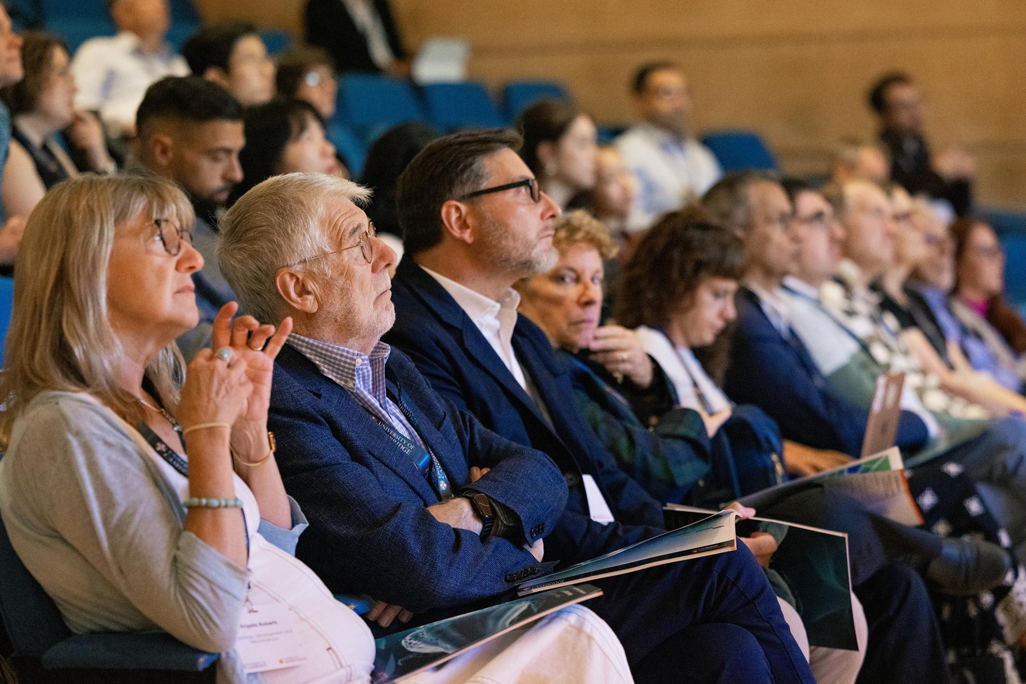 DP təqaüdçüsünün araşdırması Kembric simpoziumunda təqdim edilib