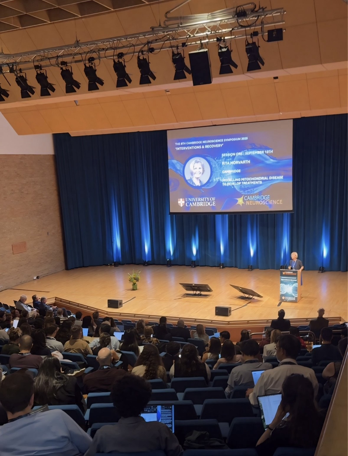 DP təqaüdçüsünün araşdırması Kembric simpoziumunda təqdim edilib