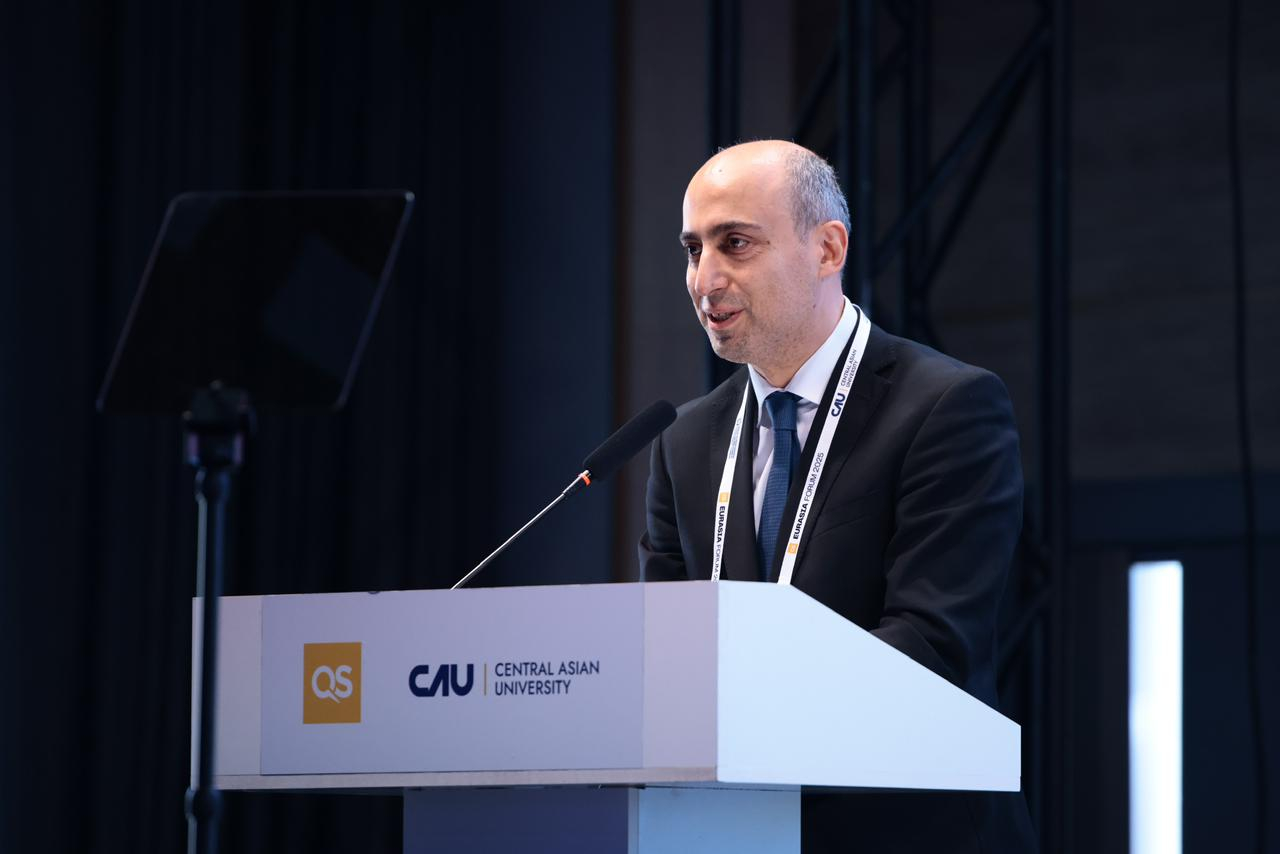 Emin Əmrullayev QS Avrasiya Forumunda çıxış edib