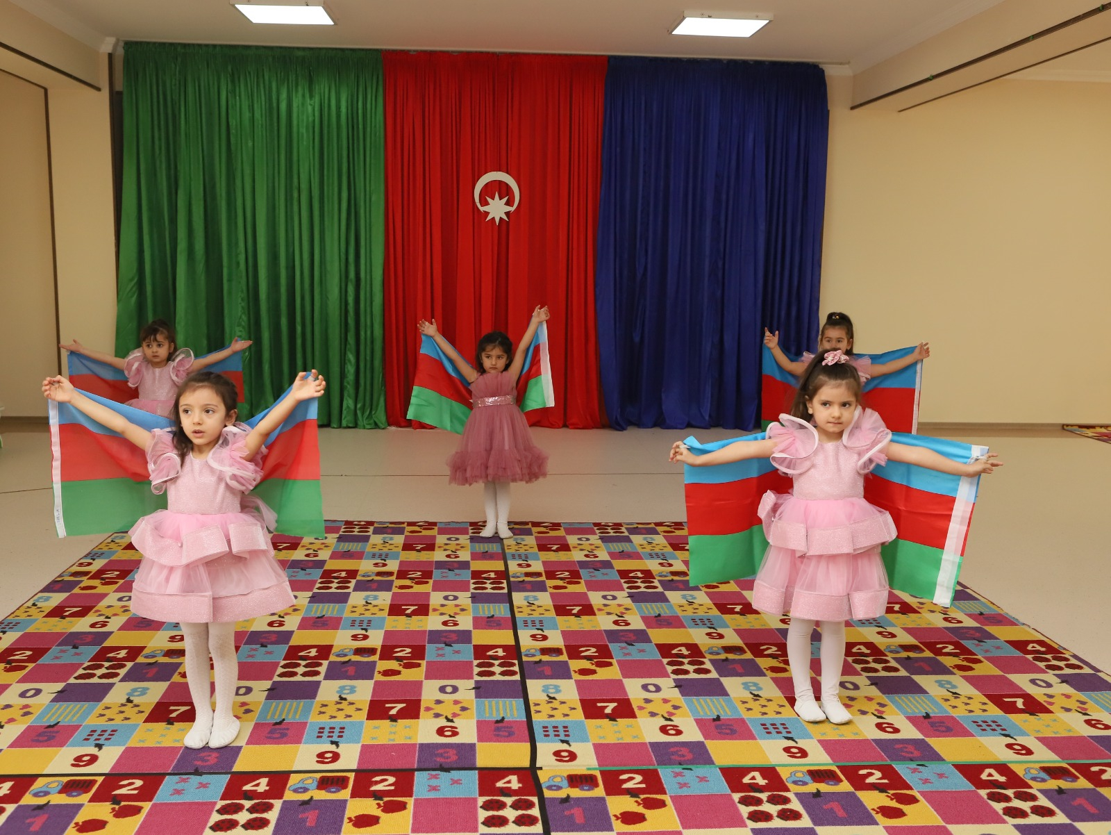 Bizi alqışlayanda çox sevinirik