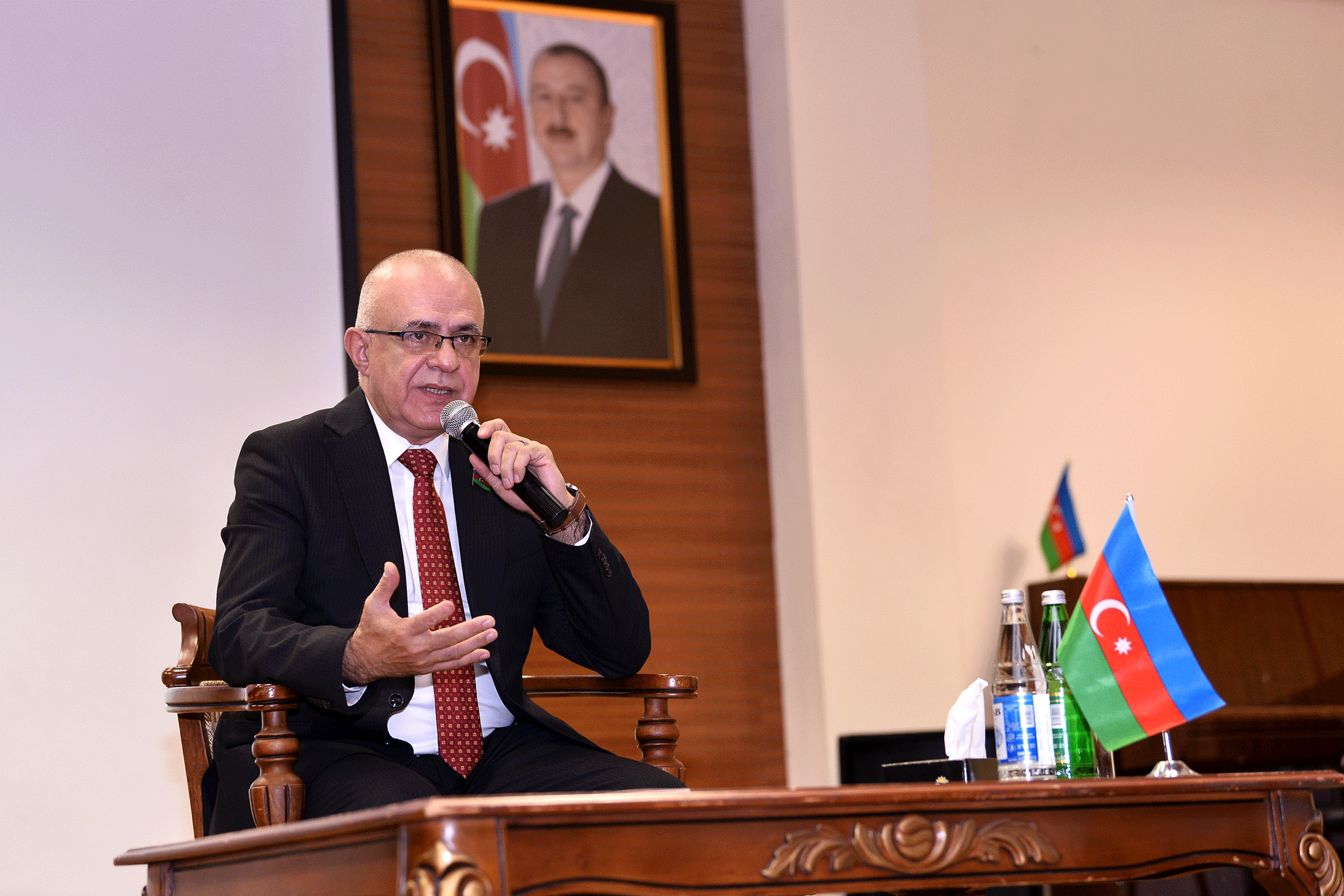 Deputat Elçin Mirzəbəyli məktəblilərlə görüşüb