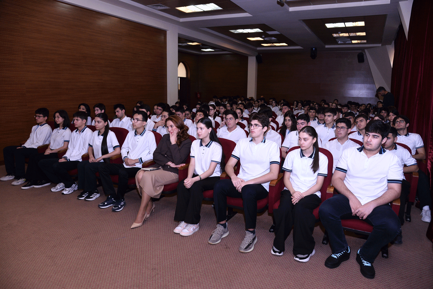 Deputat Elçin Mirzəbəyli məktəblilərlə görüşüb