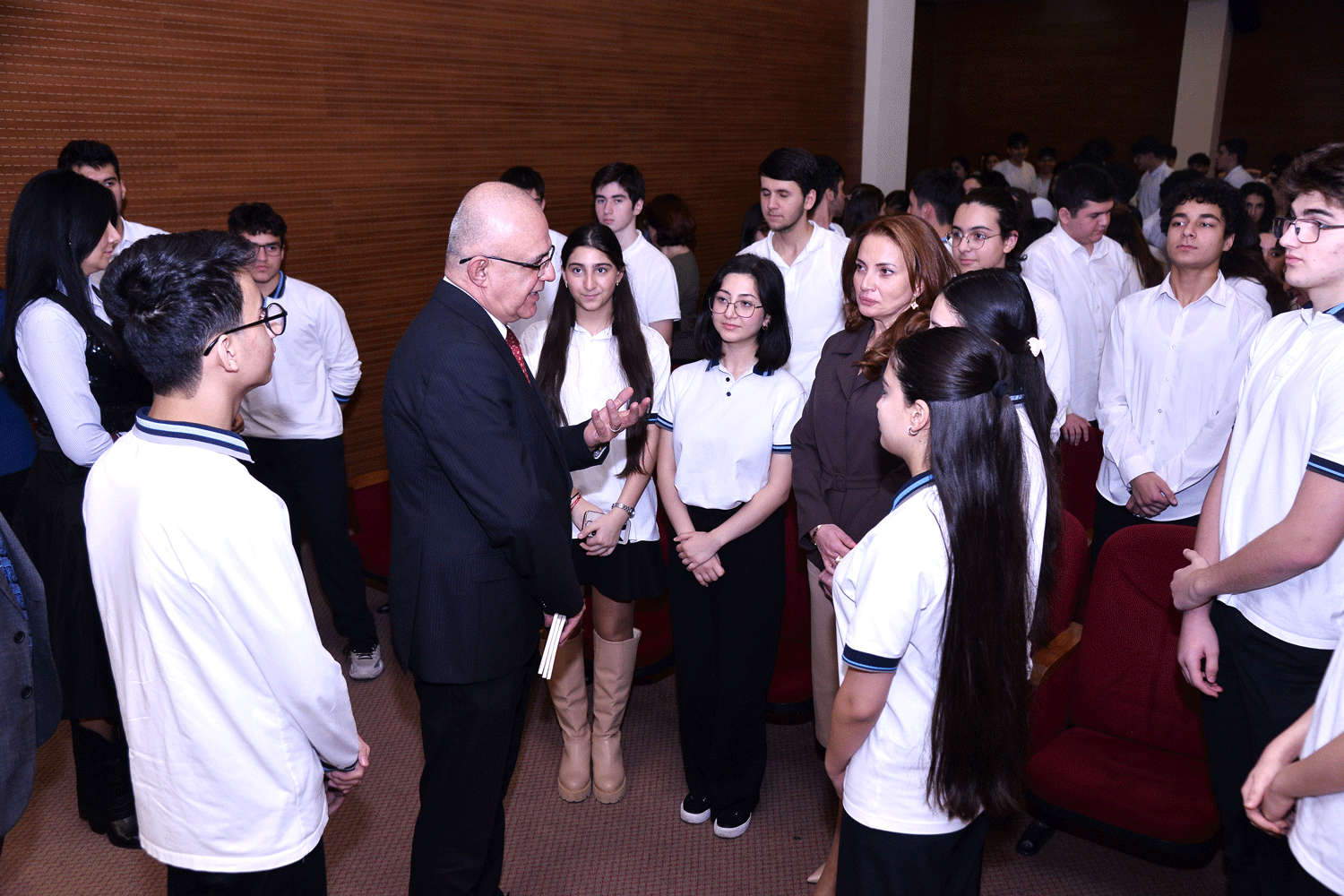 Deputat Elçin Mirzəbəyli məktəblilərlə görüşüb