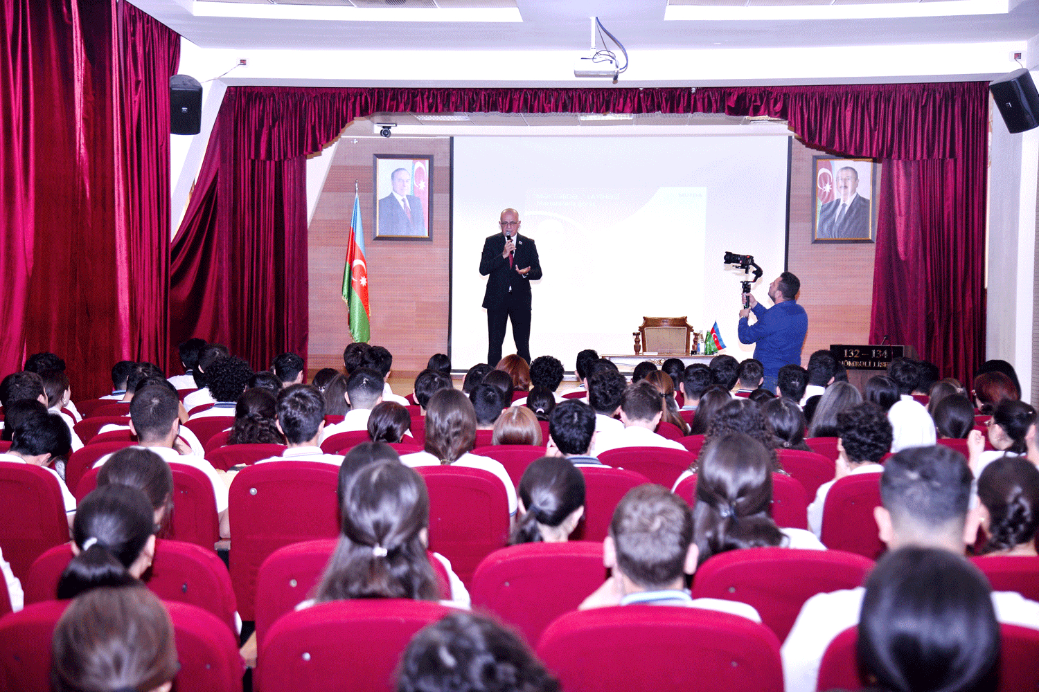 Deputat Elçin Mirzəbəyli məktəblilərlə görüşüb