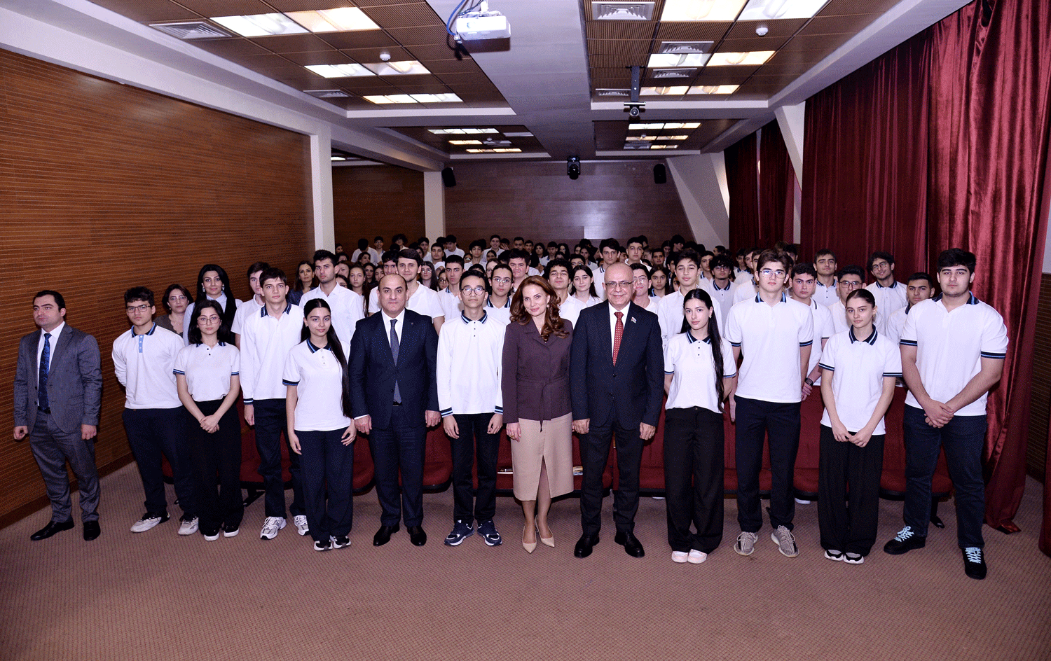 Deputat Elçin Mirzəbəyli məktəblilərlə görüşüb