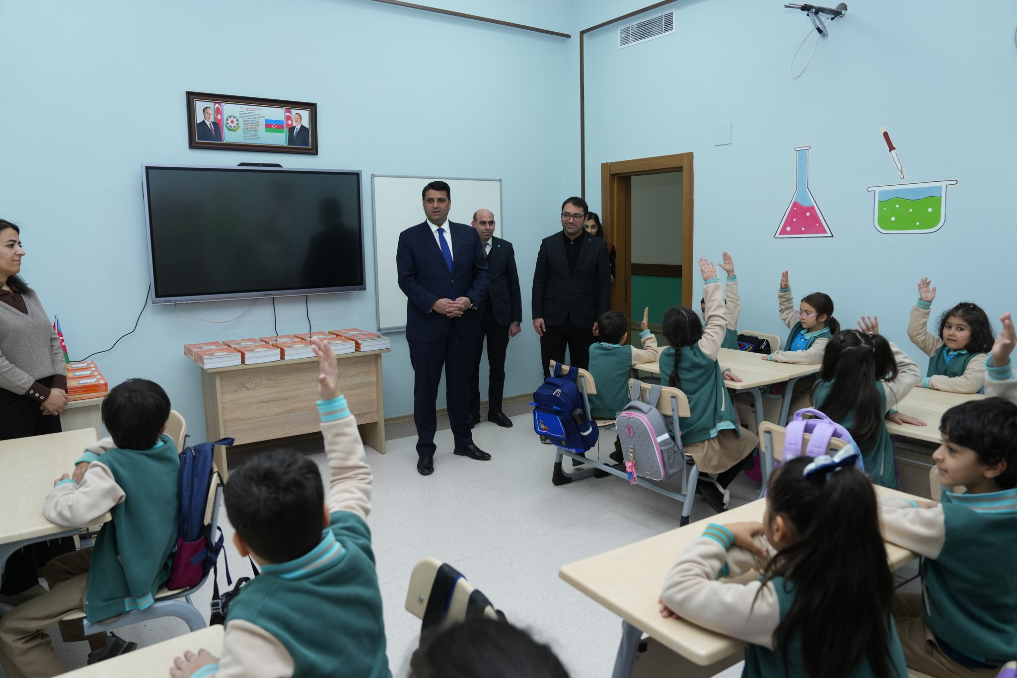 NDU-nun Beynəlxalq Kembric Məktəbinə yeni dərsliklər təqdim olunub