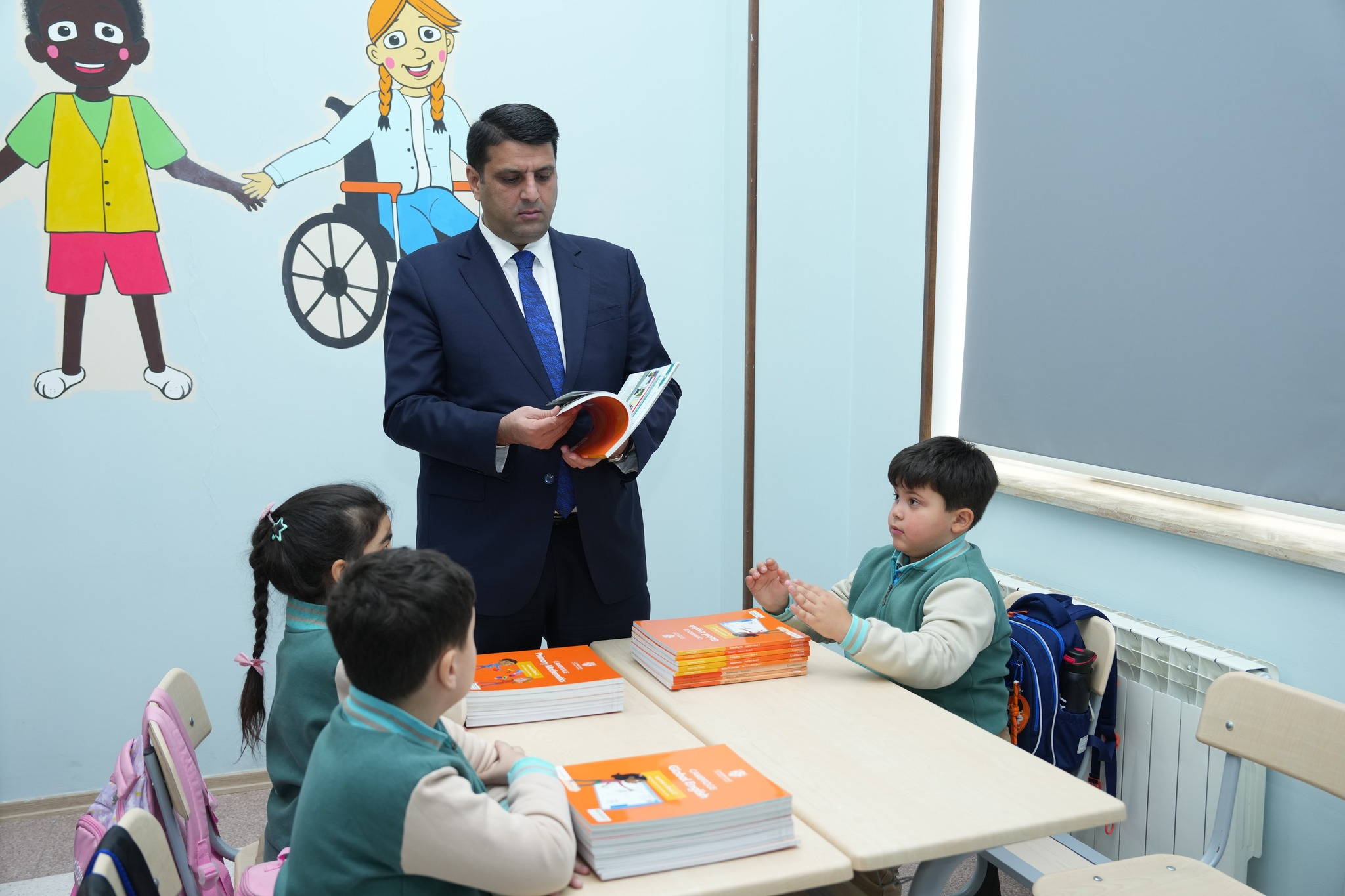 NDU-nun Beynəlxalq Kembric Məktəbinə yeni dərsliklər təqdim olunub