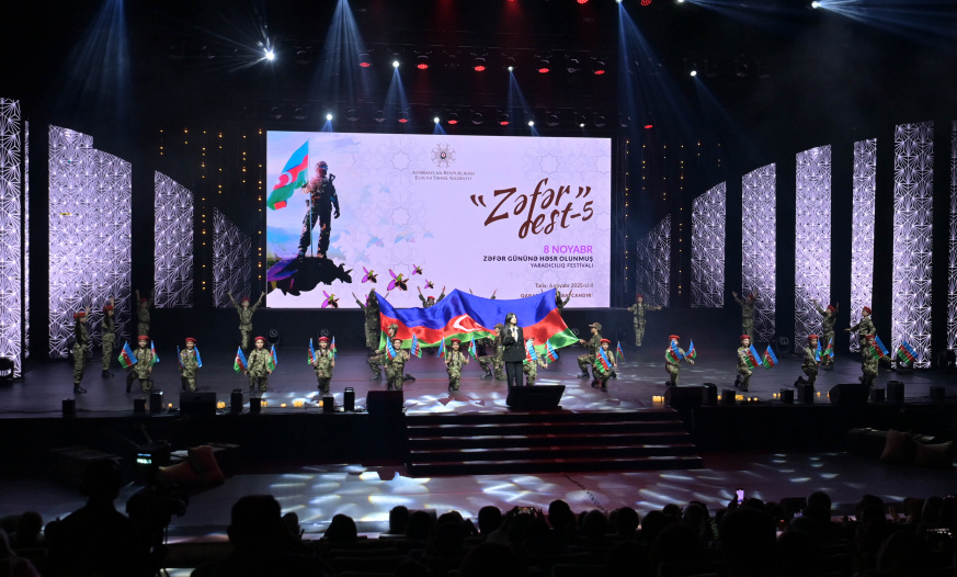 Zəfərə gedən 44 günün əksi səhnədə