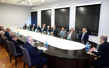 Emin Əmrullayev yüksək dövlət təltiflərinə layiq görülmüş bir qrup alimlə görüşüb