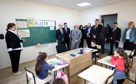Emin Əmrullayev Gürcüstanda 53 nömrəli məktəbə səfər edib 