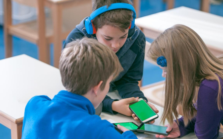 Fransada azyaşlıların sosial şəbəkələrə girişi qadağan edilə bilər