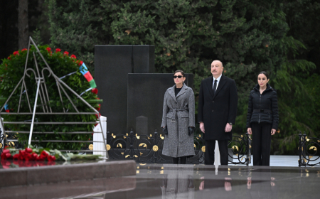 Prezident İlham Əliyev və birinci xanım Mehriban Əliyeva Ümummilli Lider Heydər Əliyevin məzarını ziyarət ediblər