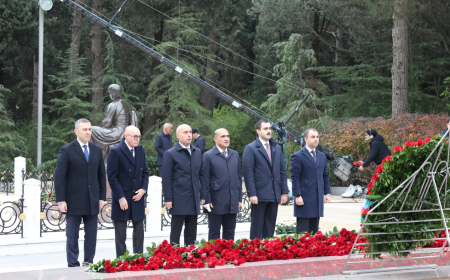 Elm və Təhsil Nazirliyinin kollektivi Heydər Əliyevin məzarını ziyarət edib 