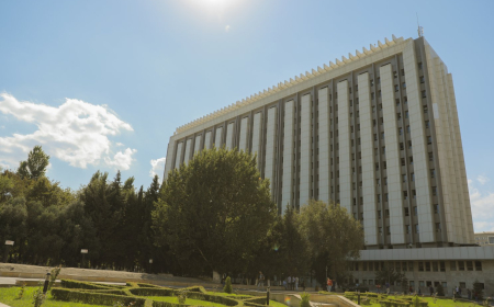 AzMİU-nun 50 illik yubileyi münasibətilə əməkdaşlara birdəfəlik mükafat verilib 