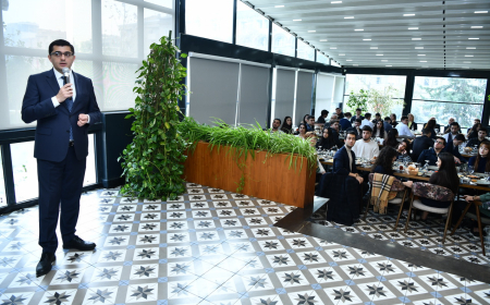 ADNSU rektoru 100 uğurlu tələbə ilə görüşüb 