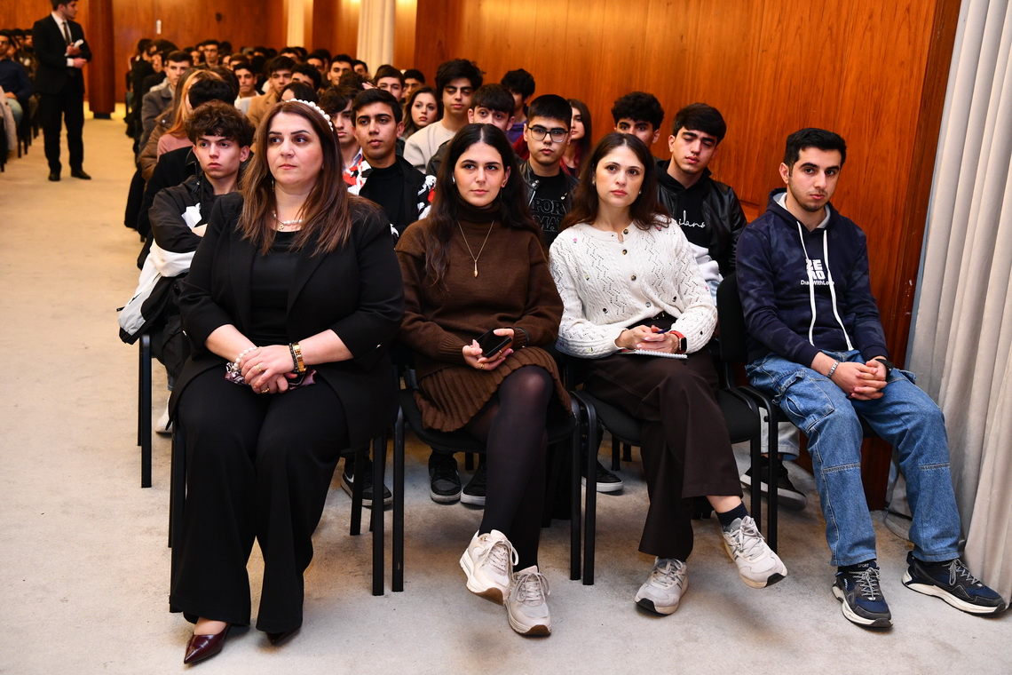 ADNSU-nun rektoru I kurs SABAH qruplarının tələbələri ilə görüşüb