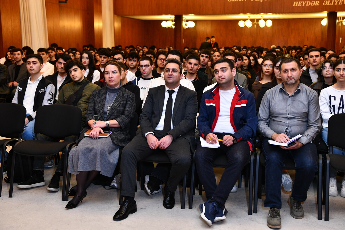 ADNSU-nun rektoru I kurs SABAH qruplarının tələbələri ilə görüşüb