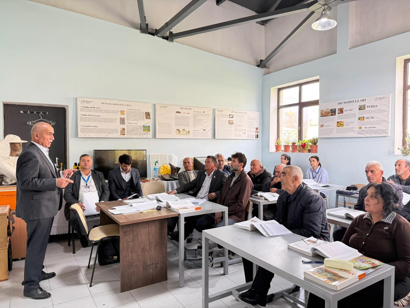 Qəbələ Dövlət Peşə Təhsil Mərkəzində arıçılıq üzrə "açıq dərs" keçirilib