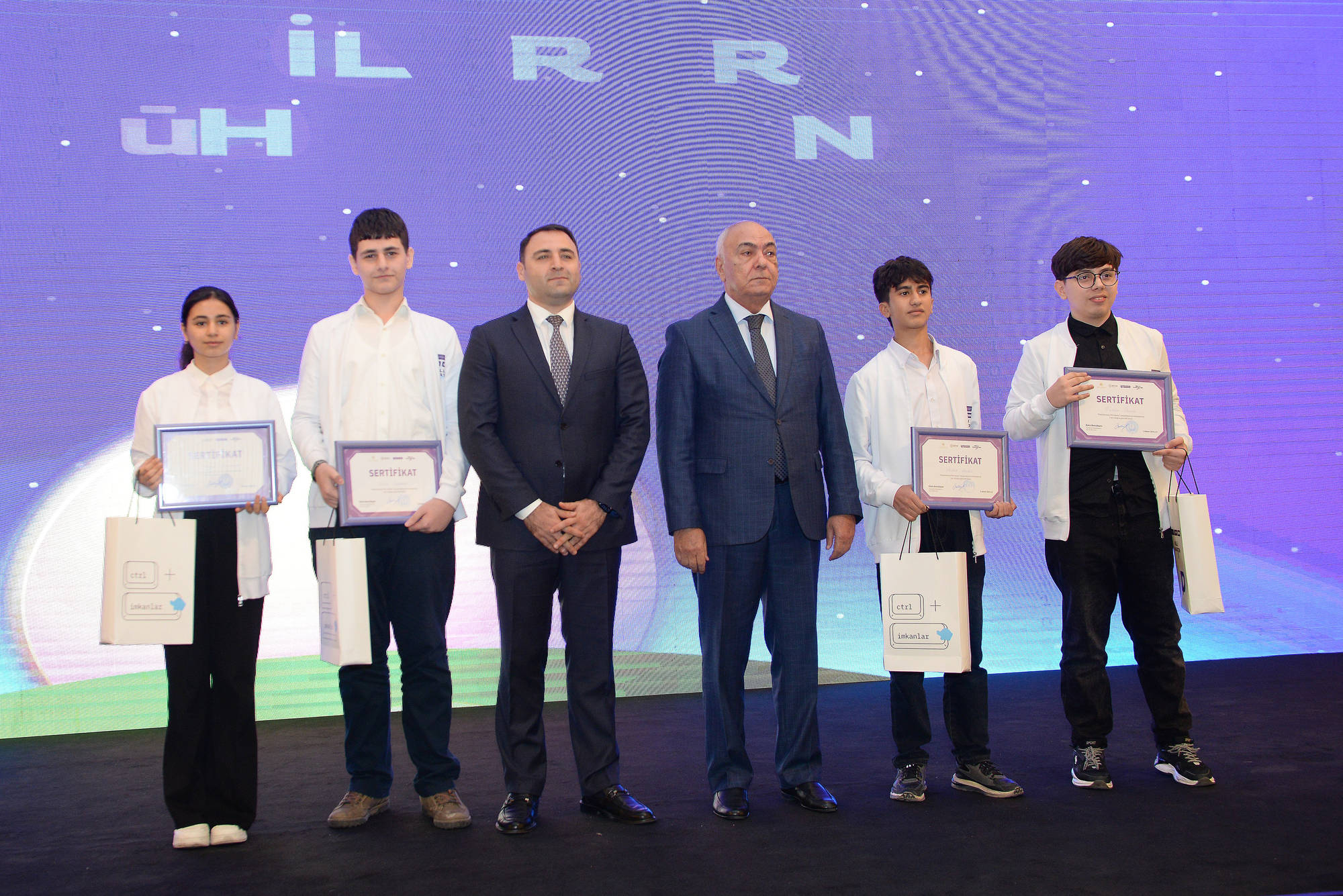 Məktəblilərarası Milli Hakaton – 2025-in qalibləri mükafatlandırılıblar