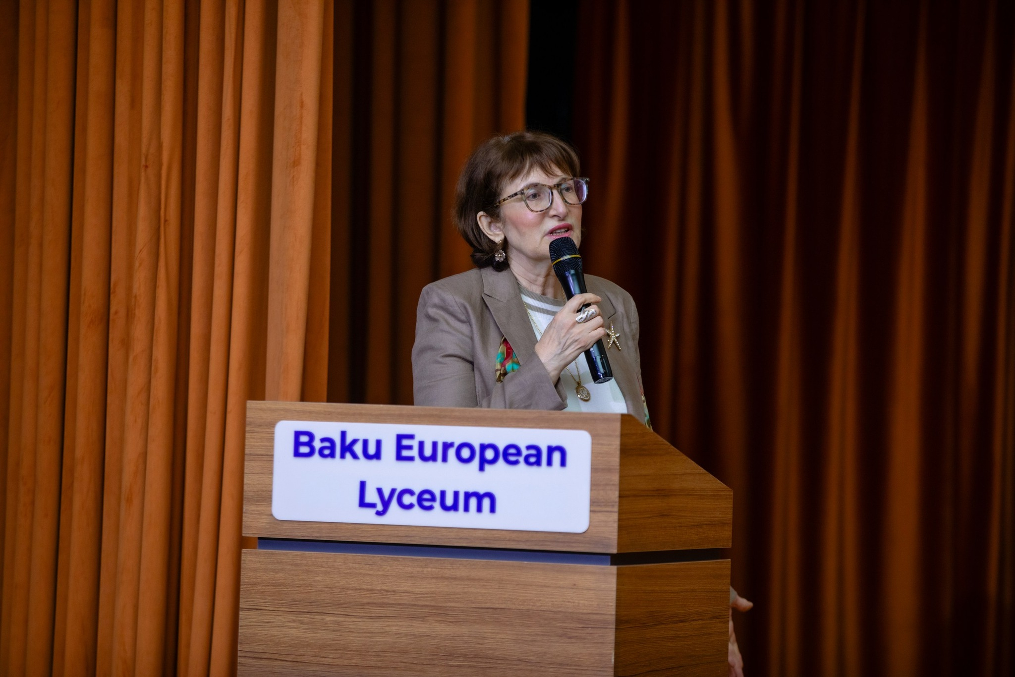 Bakı Avropa Liseyində “Sİ Laboratoriyası: Sİ tədqiq edək” layihəsinə start verilib