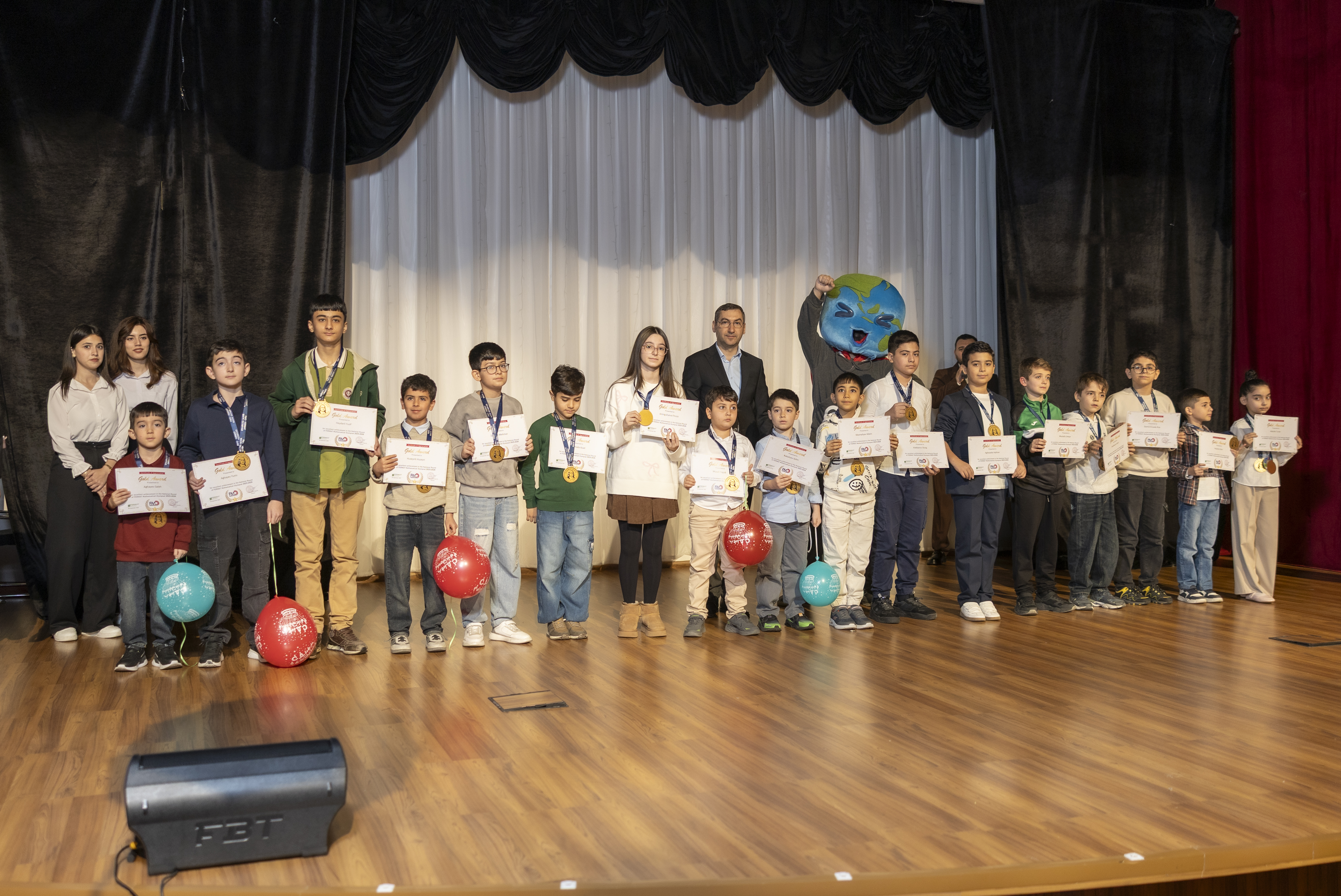 Beynəlxalq yarışların ölkə mərhələsində uğur qazanan şagirdləri mükafatlandırıldı