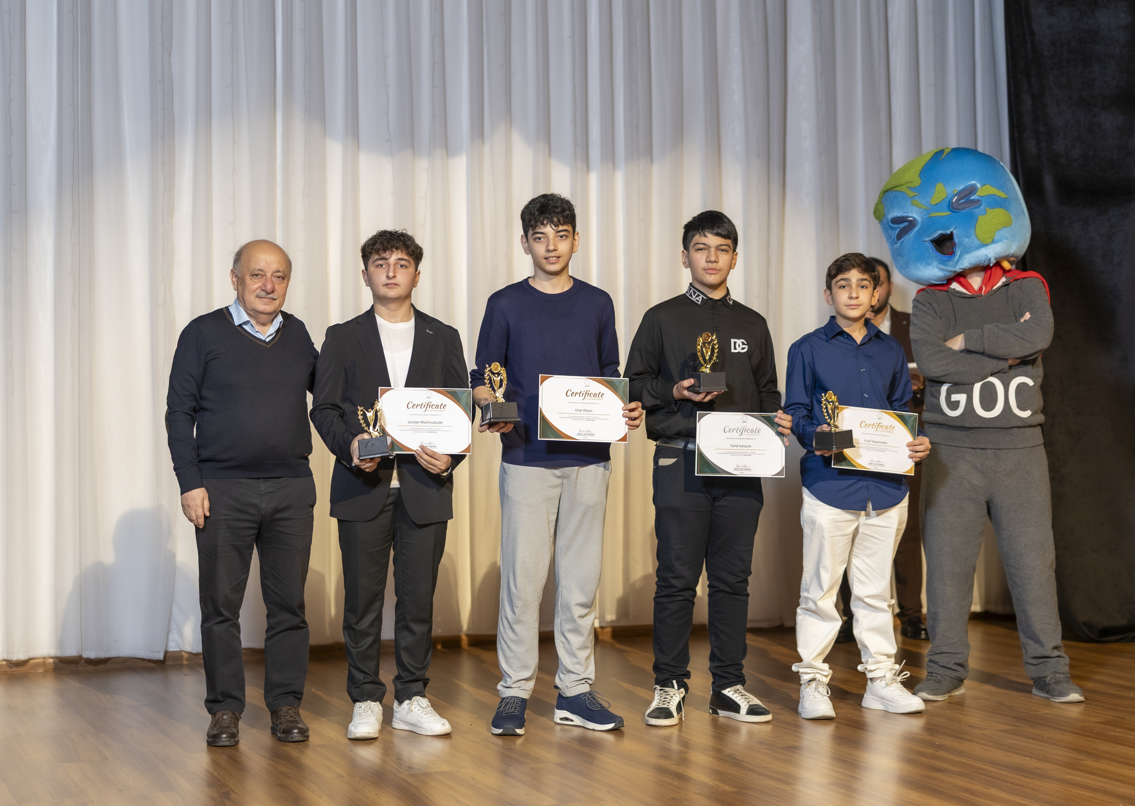 Beynəlxalq yarışların ölkə mərhələsində uğur qazanan şagirdləri mükafatlandırıldı