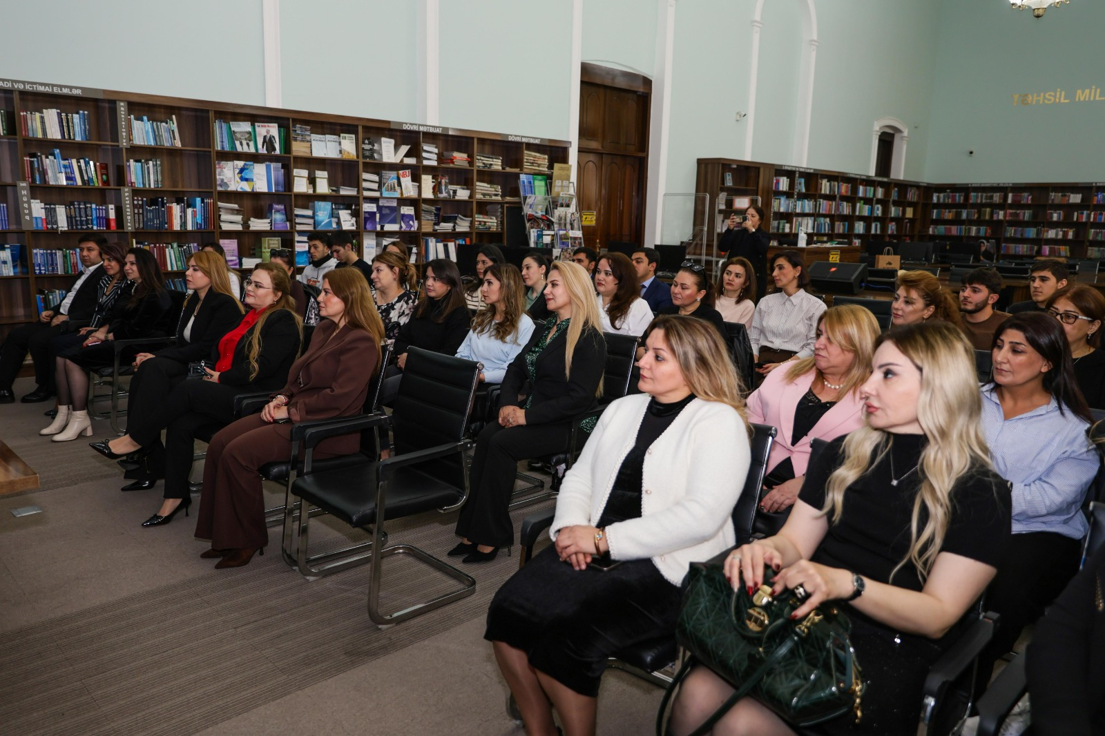 UNEC-də “İctimaiyyətlə əlaqələr” dərsliyinin təqdimatı keçirilib