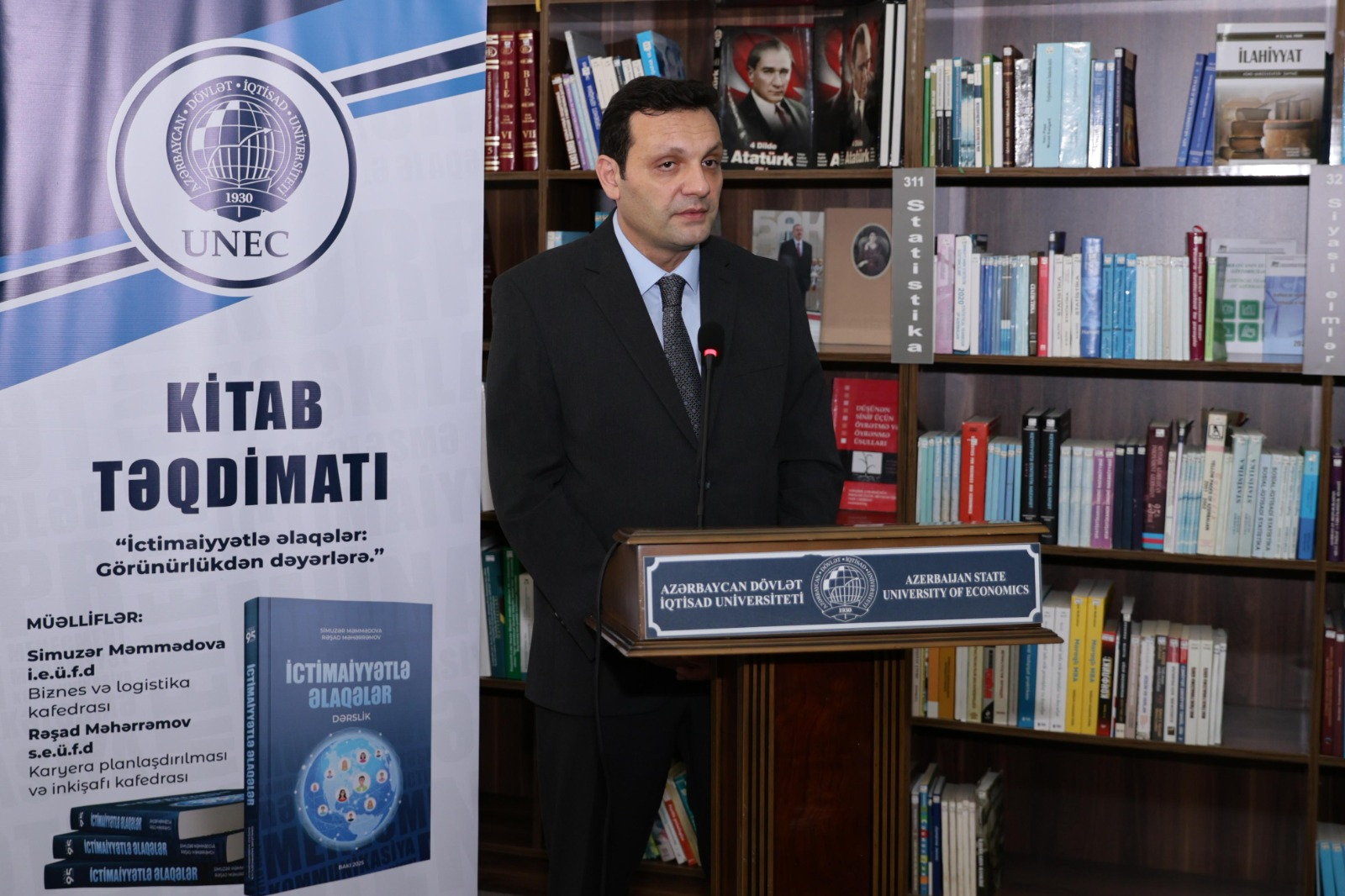 UNEC-də “İctimaiyyətlə əlaqələr” dərsliyinin təqdimatı keçirilib