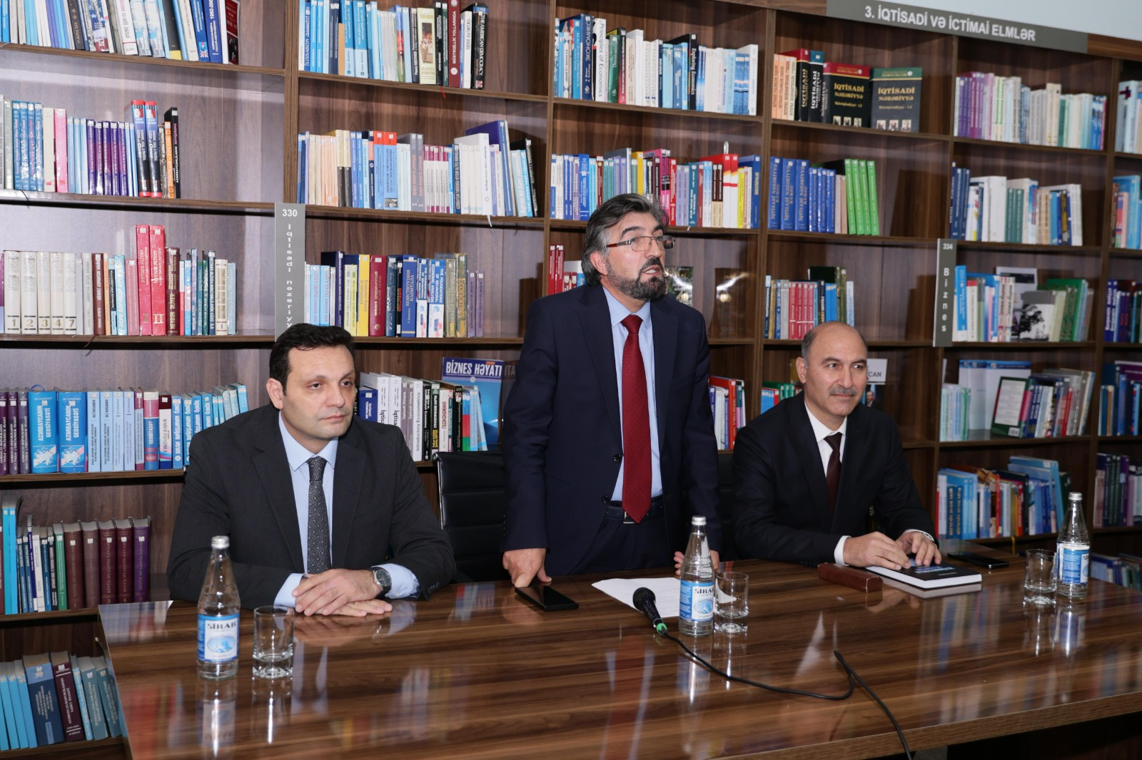 UNEC-də “İctimaiyyətlə əlaqələr” dərsliyinin təqdimatı keçirilib