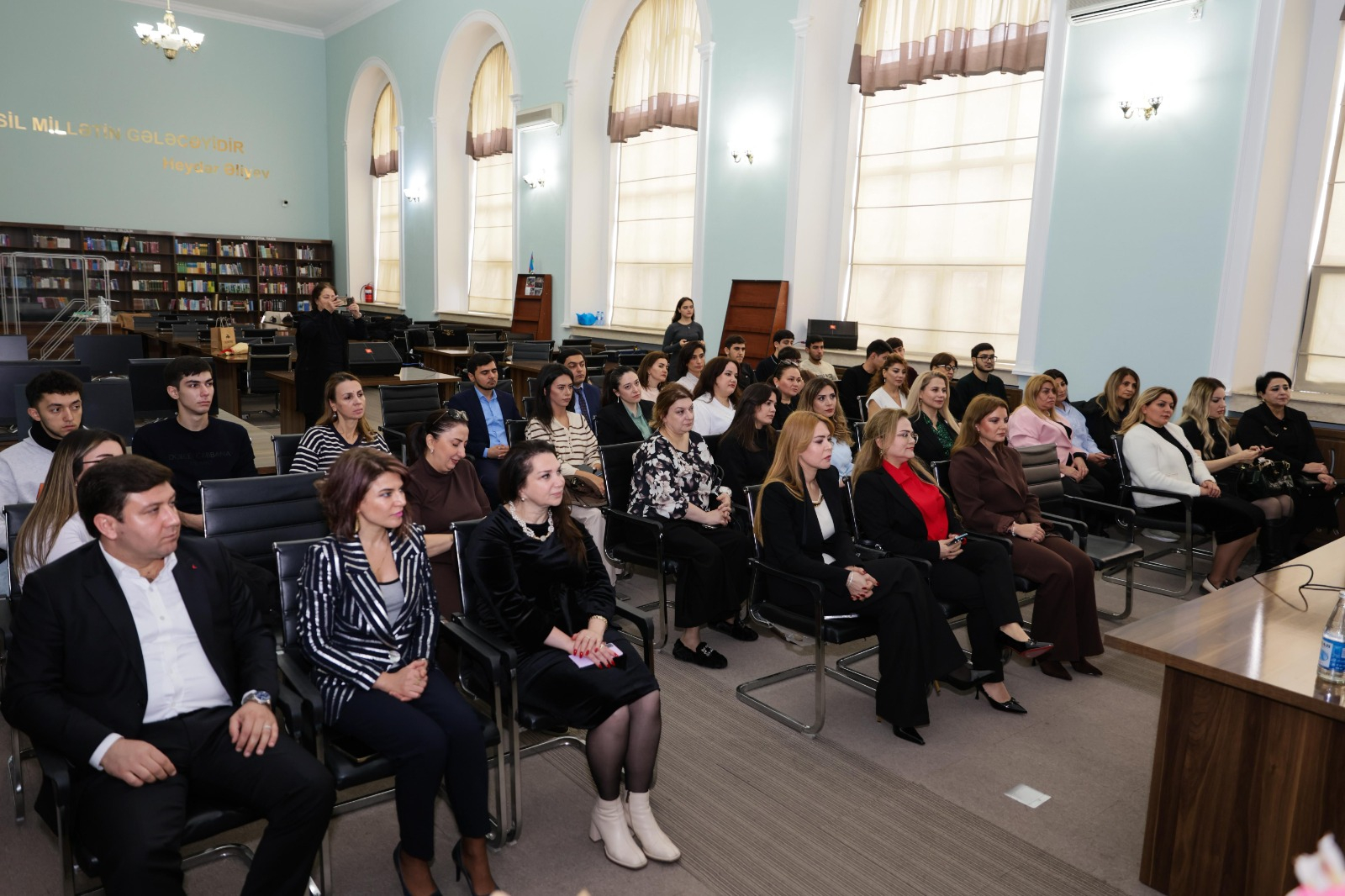 UNEC-də “İctimaiyyətlə əlaqələr” dərsliyinin təqdimatı keçirilib