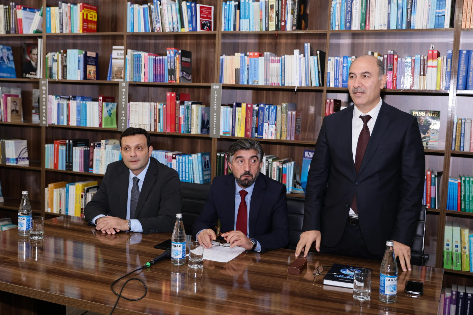 UNEC-də “İctimaiyyətlə əlaqələr” dərsliyinin təqdimatı keçirilib