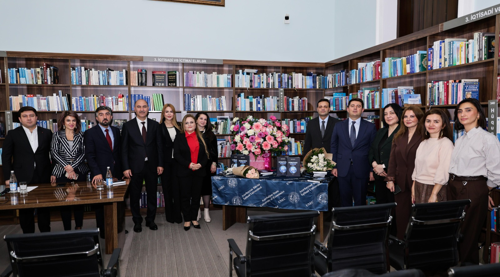 UNEC-də “İctimaiyyətlə əlaqələr” dərsliyinin təqdimatı keçirilib