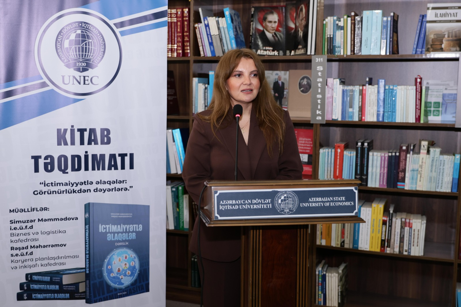 UNEC-də “İctimaiyyətlə əlaqələr” dərsliyinin təqdimatı keçirilib