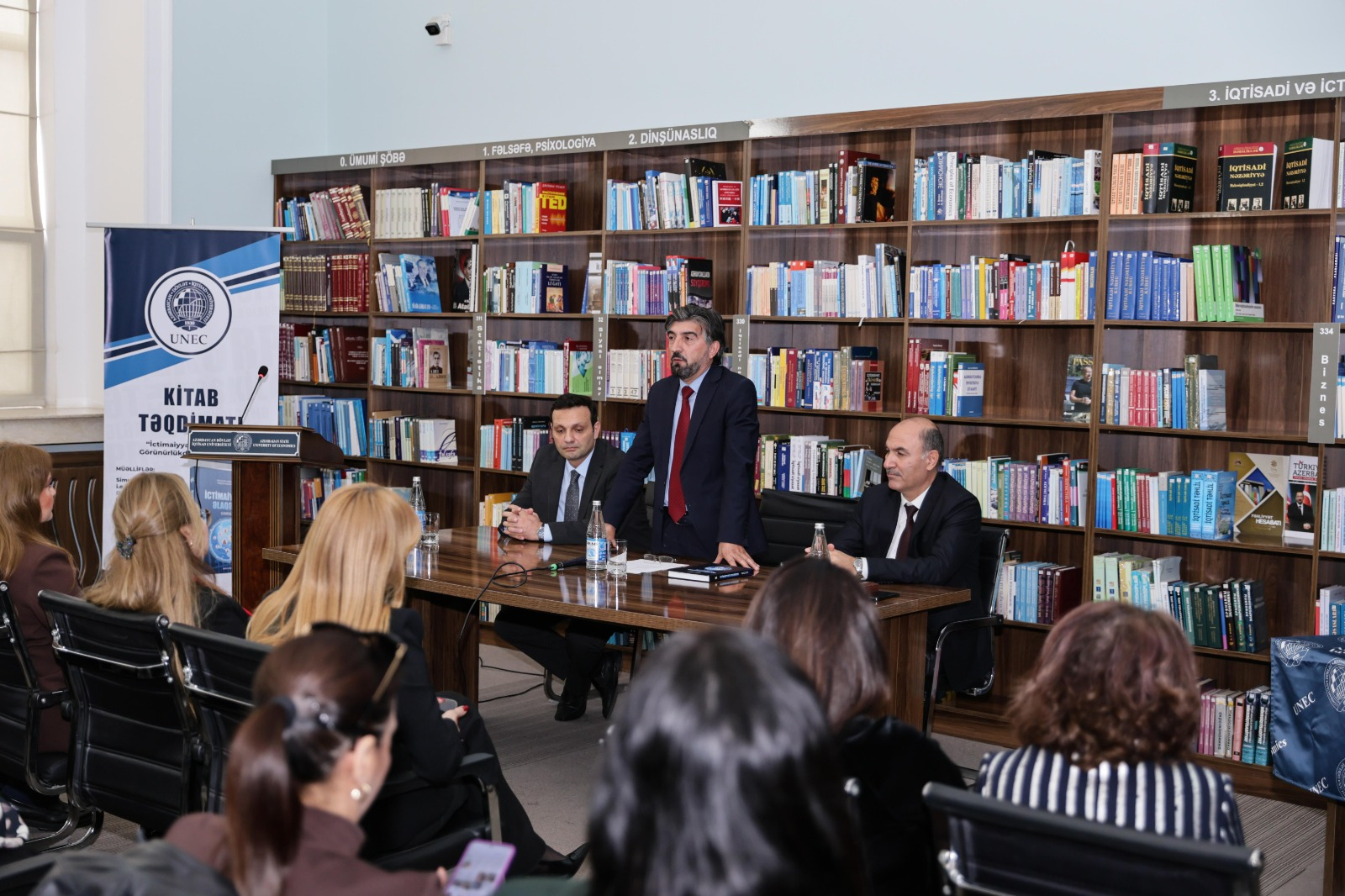 UNEC-də “İctimaiyyətlə əlaqələr” dərsliyinin təqdimatı keçirilib