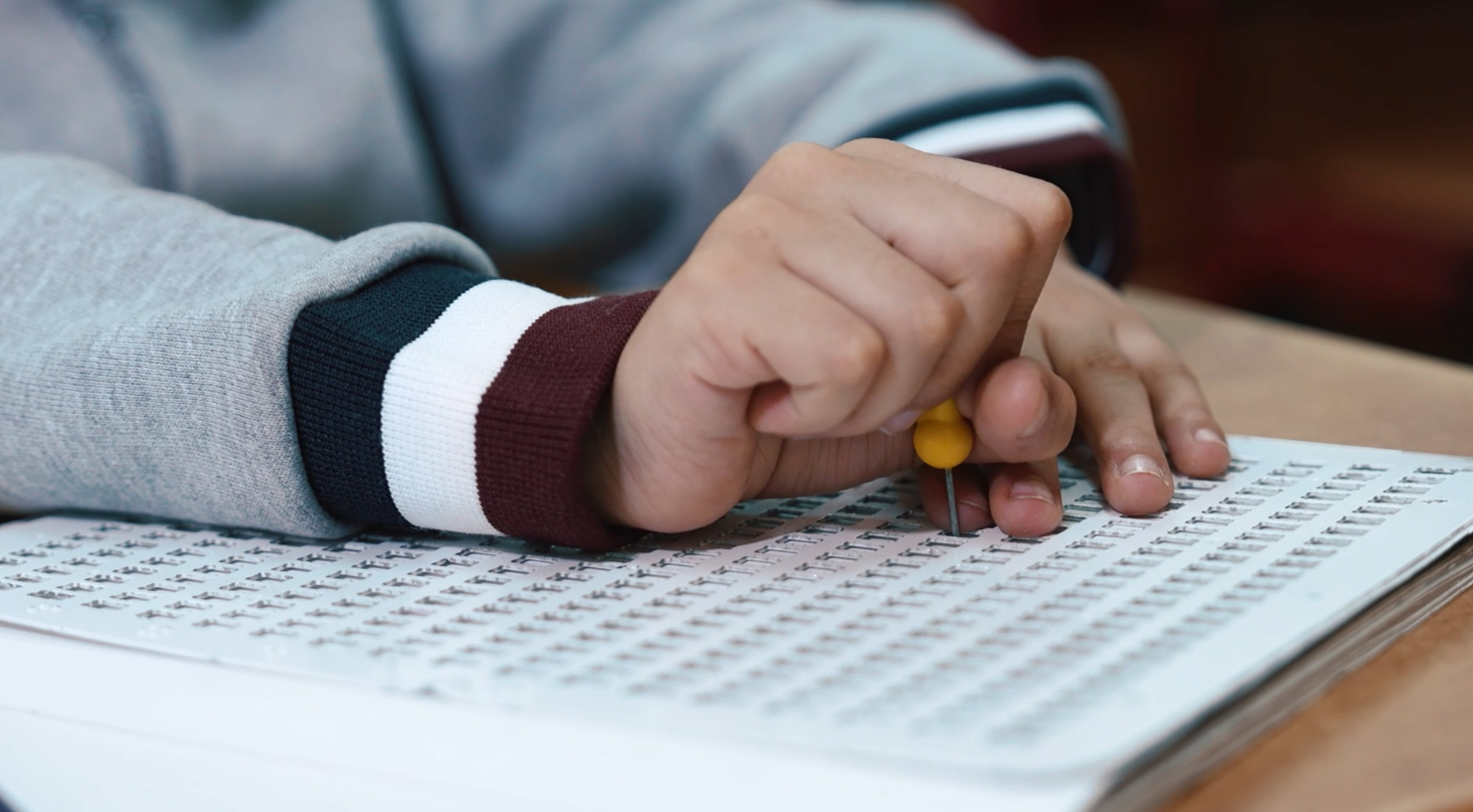 Qaranlığa işıq saçan barmaqlar: